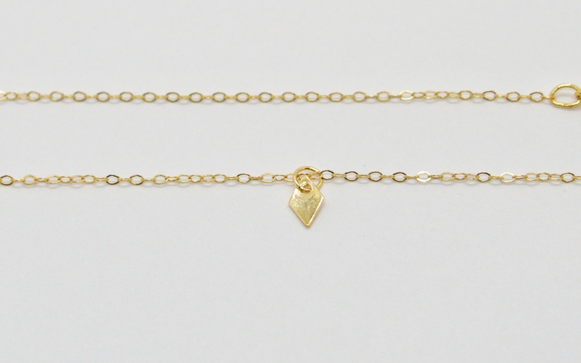 Zierliche goldene Halskette mit kleinem Rhombus-Anhänger
