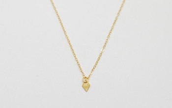Zierliche goldene Halskette mit kleinem Rhombus-Anhänger
