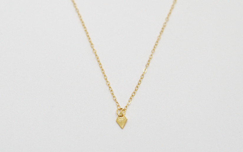 Zierliche goldene Halskette mit kleinem Rhombus-Anhänger