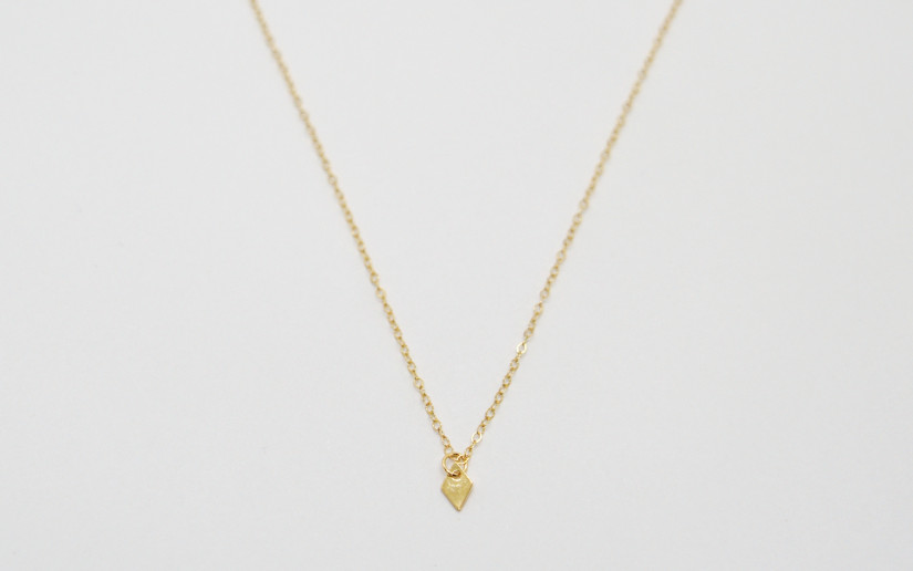 Zierliche goldene Halskette mit kleinem Rhombus-Anhänger