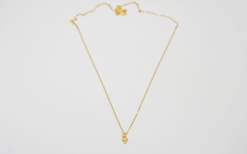Zierliche goldene Halskette mit kleinem Rhombus-Anhänger