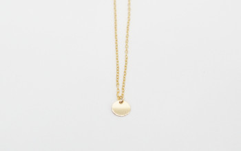 Schlichte goldene Halskette mit Plättchen-Anhänger