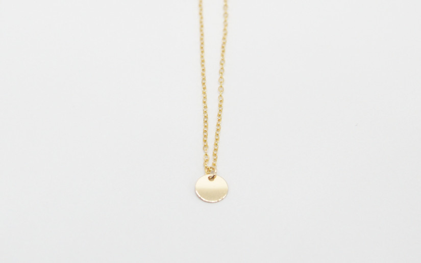 Schlichte goldene Halskette mit Plättchen-Anhänger