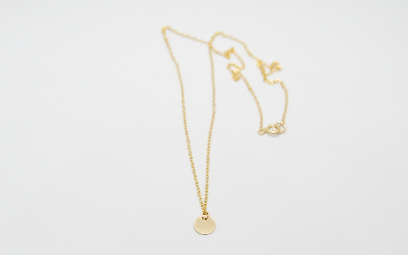 Schlichte goldene Halskette mit Plättchen-Anhänger