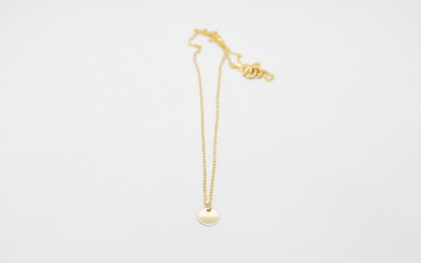 Schlichte goldene Halskette mit Plättchen-Anhänger