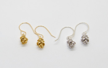 Schlichte Ohrringe mit Fichtenzapfen-Anhänger