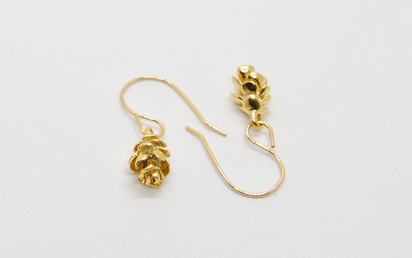 Goldene Ohrringe mit Fichtenzapfen-Anhänger