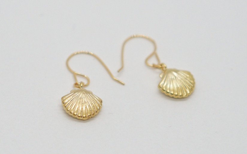 Goldene Ohrringe mit Muschel-Anhänger