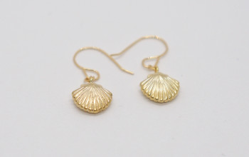 Goldene Ohrringe mit Muschel-Anhänger
