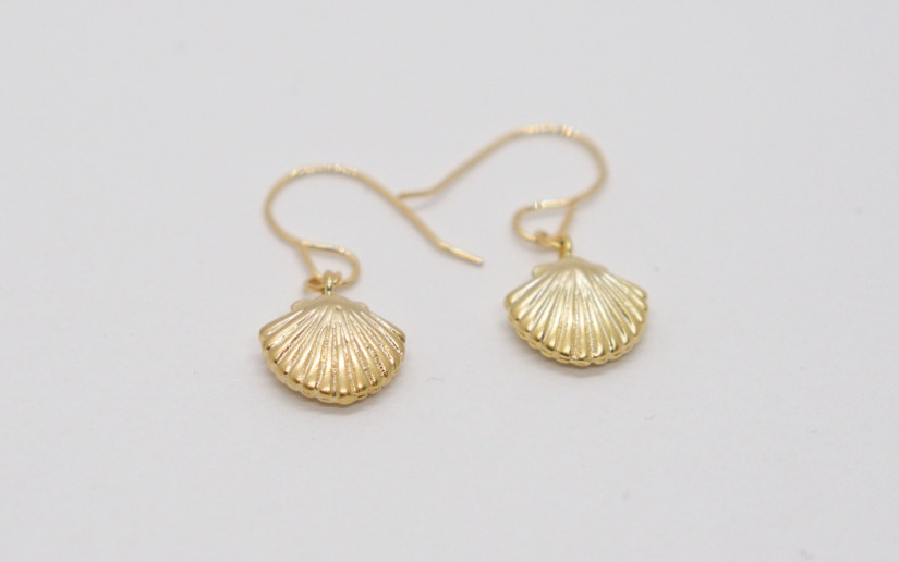 Goldene Ohrringe mit Muschel-Anhänger