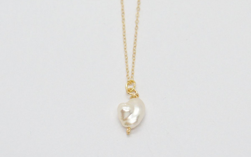 Goldene Halskette mit Keshi-Perle