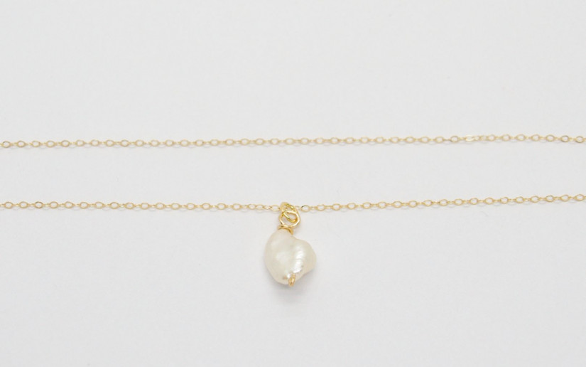 Goldene Halskette mit Keshi-Perle