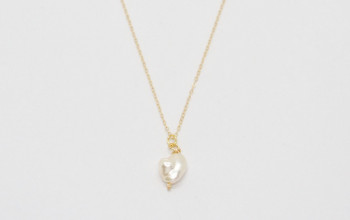 Goldene Halskette mit Keshi-Perle