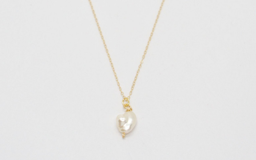 Goldene Halskette mit Keshi-Perle