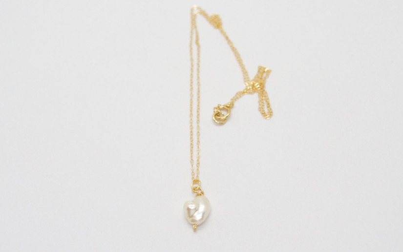 Goldene Halskette mit Keshi-Perle