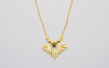 Goldene Boho Halskette mit Pyrit und Goldperlen