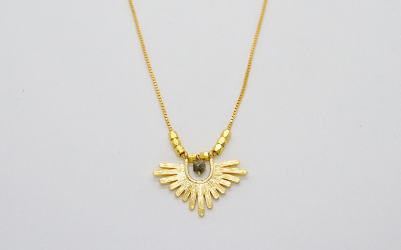 Goldene Boho Halskette mit Pyrit und Goldperlen