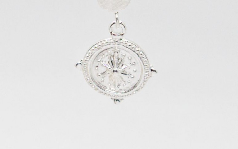 Silberne Ohrstecker mit Kompass Anhänger