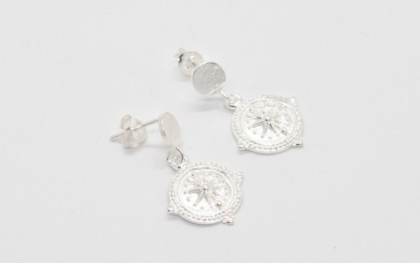 Silberne Ohrstecker mit Kompass Anhänger