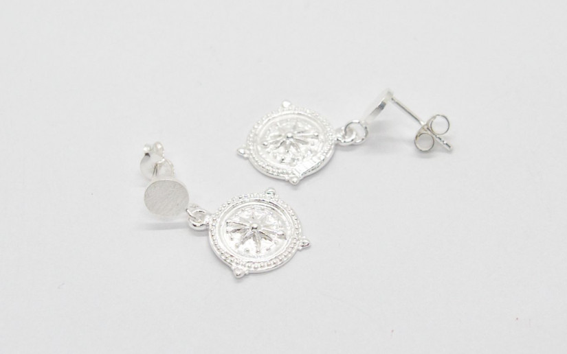 Silberne Ohrstecker mit Kompass Anhänger