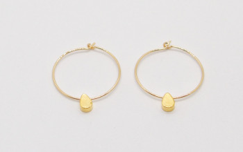 Feine goldene Creolen mit Tropfen Anhänger