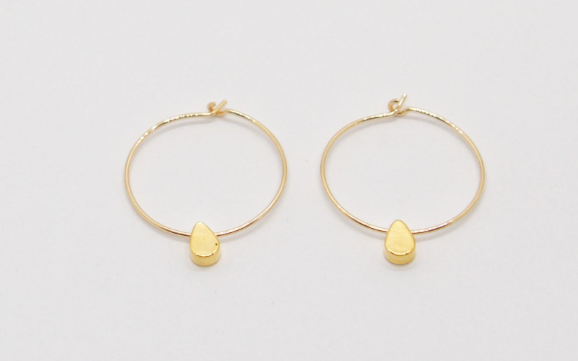 Feine goldene Creolen mit Tropfen Anhänger