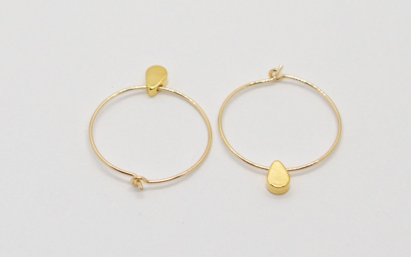 Feine goldene Creolen mit Tropfen Anhänger