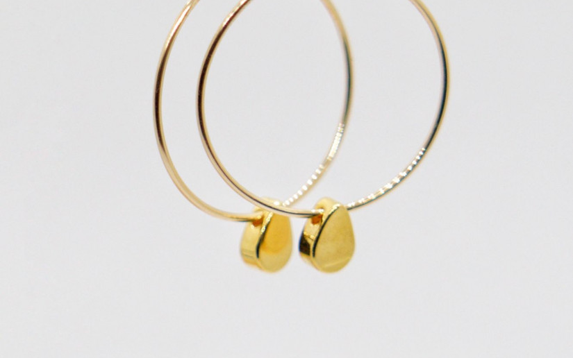 Feine goldene Creolen mit Tropfen Anhänger