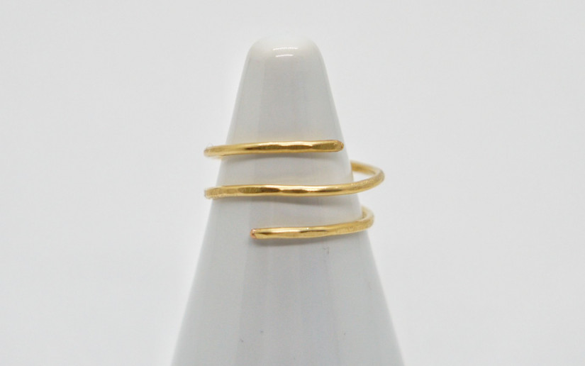 Goldener gehämmerter Spiral Ring