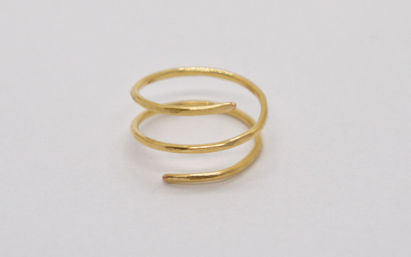 Goldener gehämmerter Spiral Ring