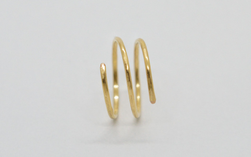 Goldener gehämmerter Spiral Ring