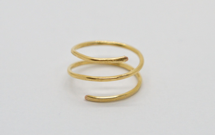 Goldener gehämmerter Spiral Ring