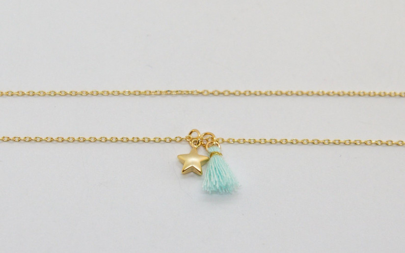 Feine goldene Halskette mit Sternchen und Quaste