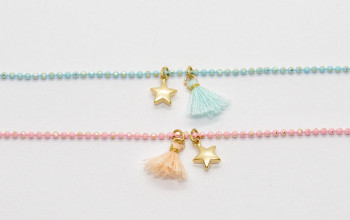 Farbiges Armband mit Sternchen und Baumwoll-Quaste