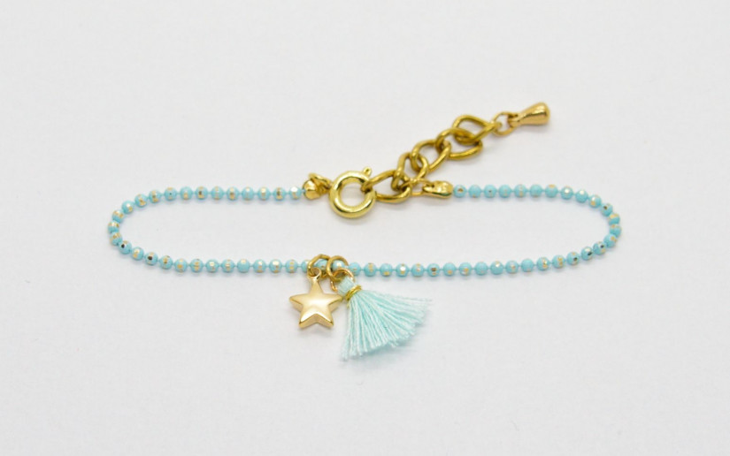 Hellblaues kleines Armband mit Sternchen und Baumwoll-Quaste