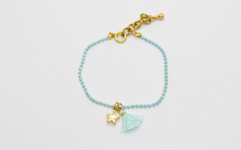 Hellblaues kleines Armband mit Sternchen und Baumwoll-Quaste