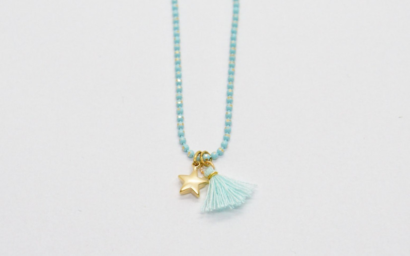Hellblaues kleines Armband mit Sternchen und Baumwoll-Quaste