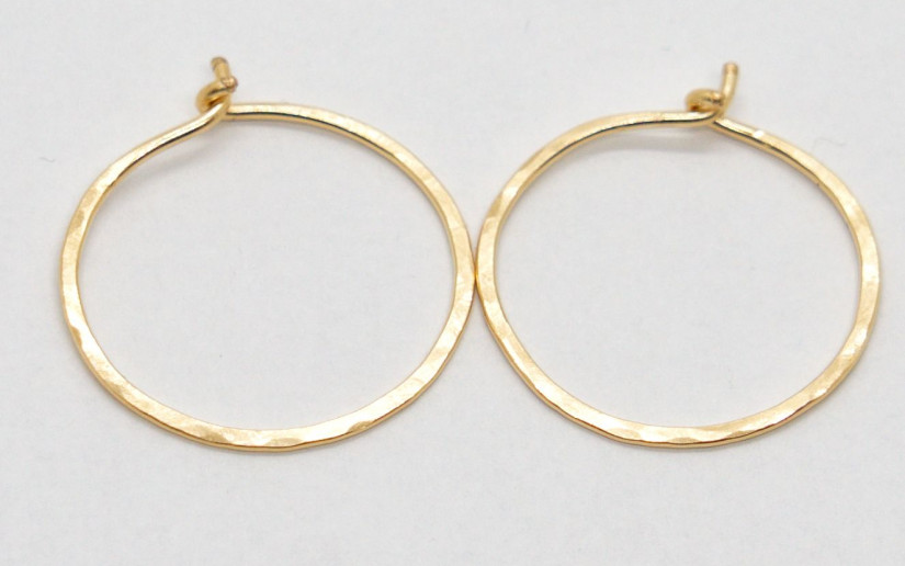 Goldene gehämmerte Creolen