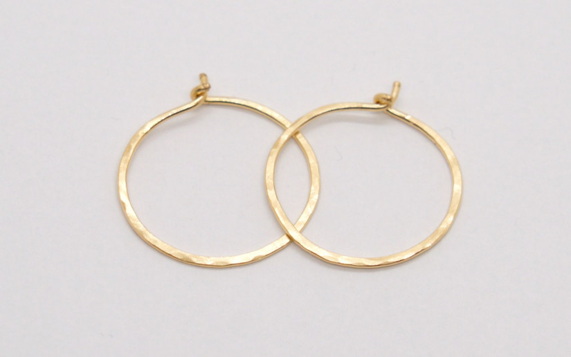 Goldene gehämmerte Creolen