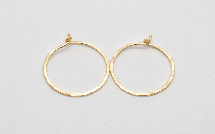 Goldene gehämmerte Creolen