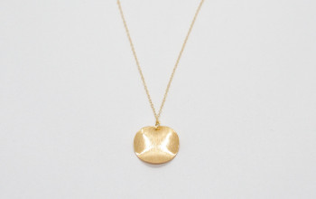 Feine goldene Halskette mit strukturiertem Plättchen