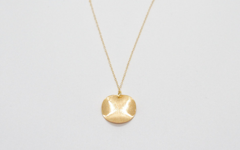 Feine goldene Halskette mit strukturiertem Plättchen