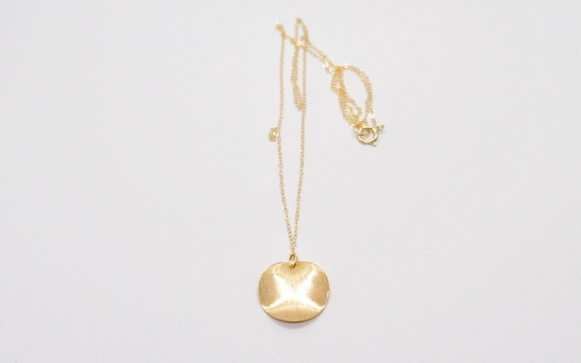 Feine goldene Halskette mit strukturiertem Plättchen