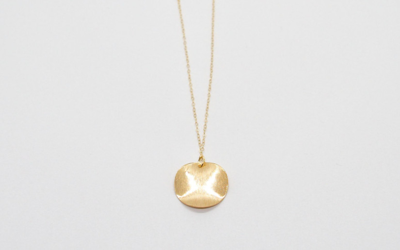 Feine goldene Halskette mit strukturiertem Plättchen