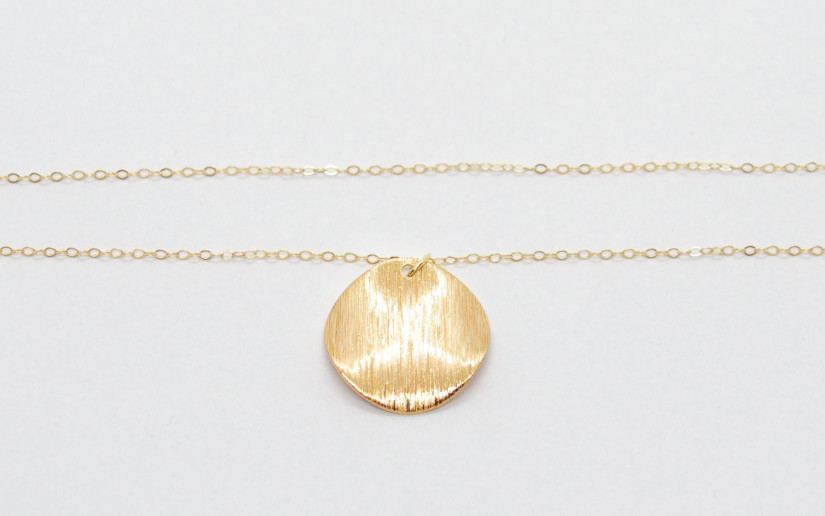 Feine goldene Halskette mit strukturiertem Plättchen