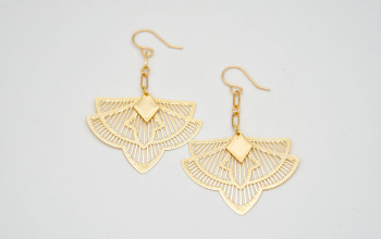 Lange Ohrringe mit Ornament-Anhänger