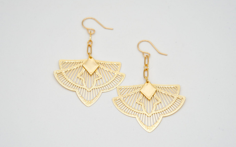 Lange Ohrringe mit Ornament-Anhänger