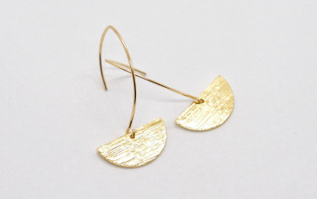 Lange goldene Ohrringe mit Halbkreis