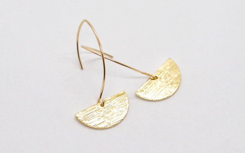 Lange goldene Ohrringe mit Halbkreis