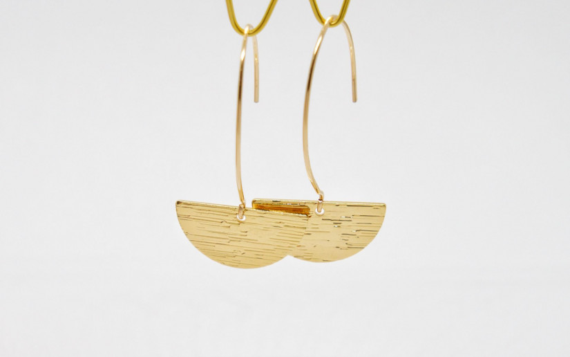 Lange goldene Ohrringe mit Halbkreis